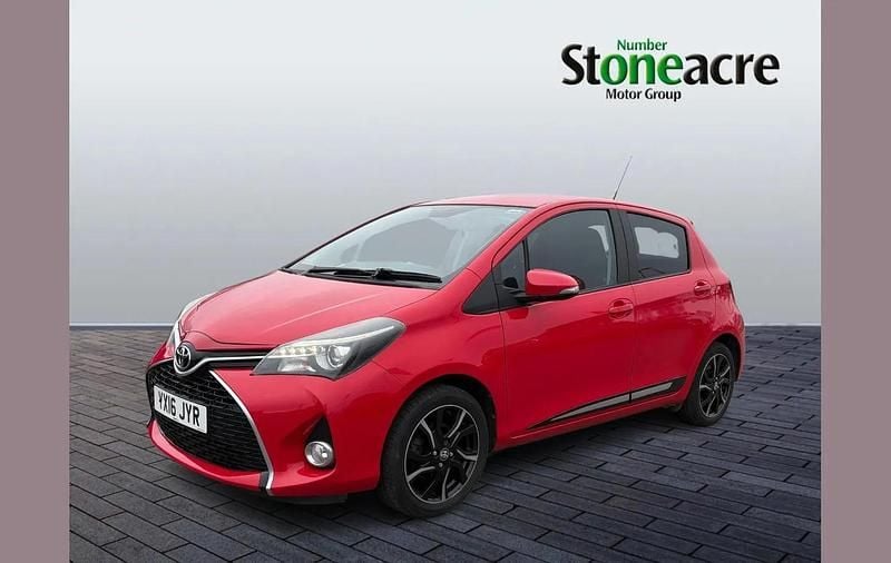 Used Toyota Yaris Design 99 HP (72 kW) 2016 Red Hatchback