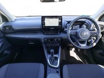 Used Toyota Yaris Hybrid Design 116 HP (85 kW) 2021 White Hatchback