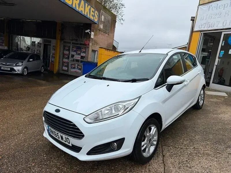 Begagnad Ford Fiesta Zetec 82 HK (60 kW) 2015 Vit Halvkombi