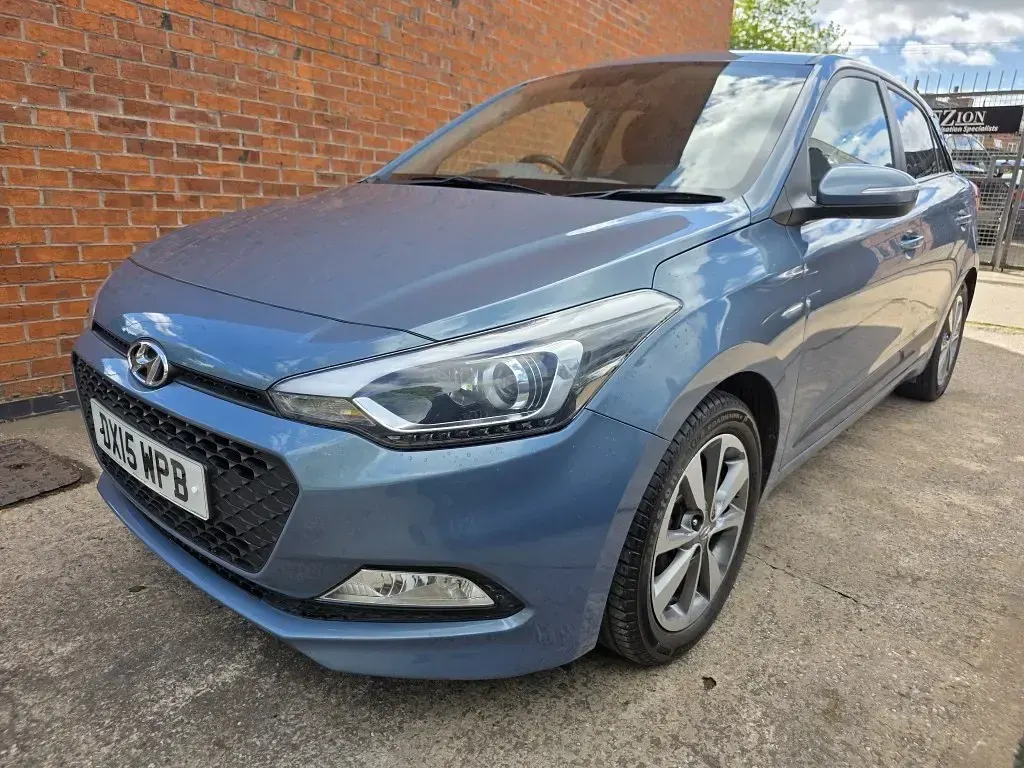 Begagnad Hyundai i20 Premium 84 HK (61 kW) 2015 Blå Halvkombi