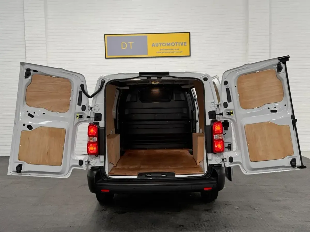Second-hand Vauxhall Vivaro S 100 CP (73 kW) 2023 Alb Monovolum