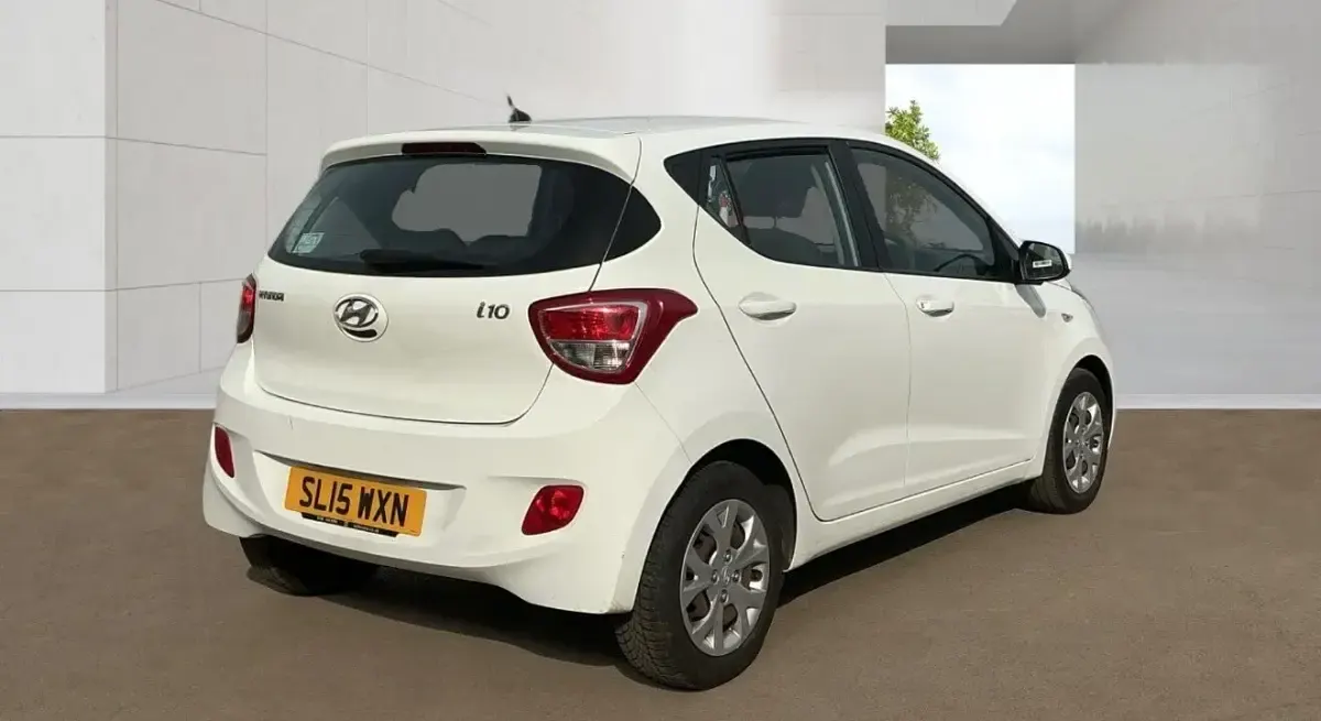 Used Hyundai i10 SE 67 HP (49 kW) 2015 White Hatchback