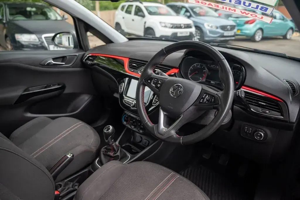 Begagnad Vauxhall Corsa SRi 2019 Svart Halvkombi