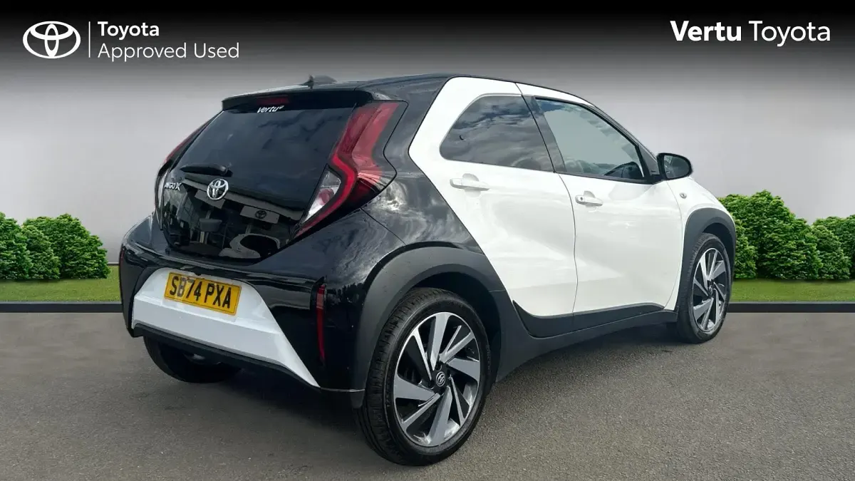 Used Toyota Aygo X 72 HP (52 kW) 2024 Pure white bitone (solid paint) SUV