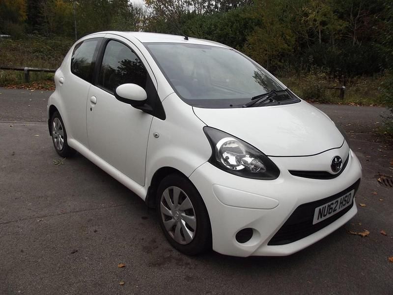 White Used 2012 Toyota Aygo Hatchback | £2,995 (Fair price) - Image 1/4