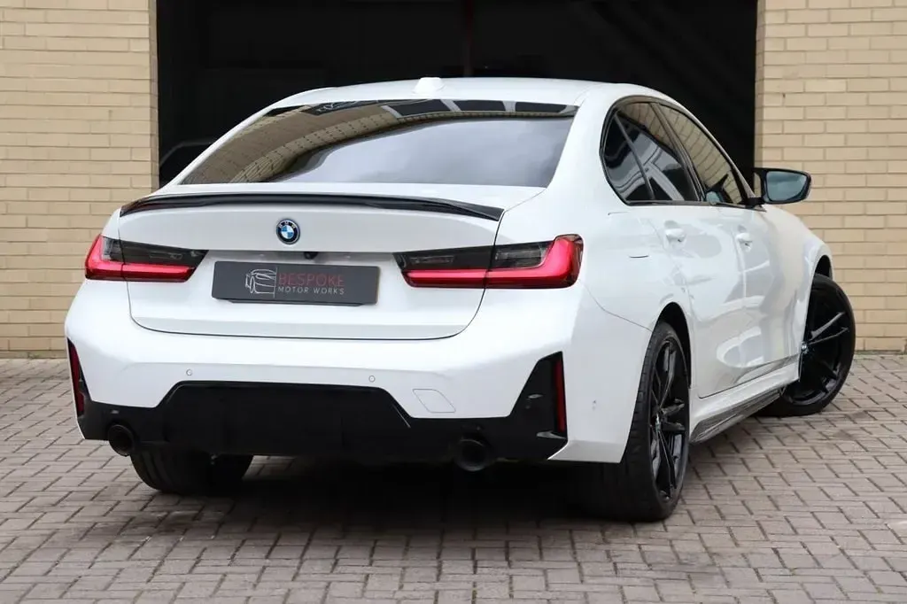 Begagnad BMW 330e M Sport 2023 Vit Sedan