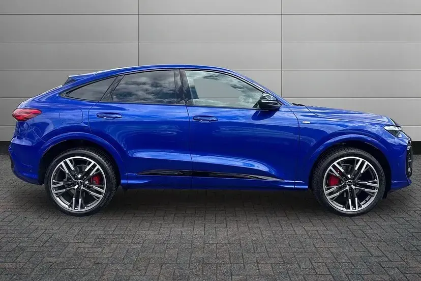 Used Audi Q5 Sportback Advanced 201 HP (147 kW) 2026 Ultra blue SUV