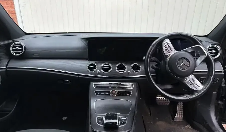 Usado Mercedes E220 AMG line 194 CV (142 kW) 2019 Negro Familiar