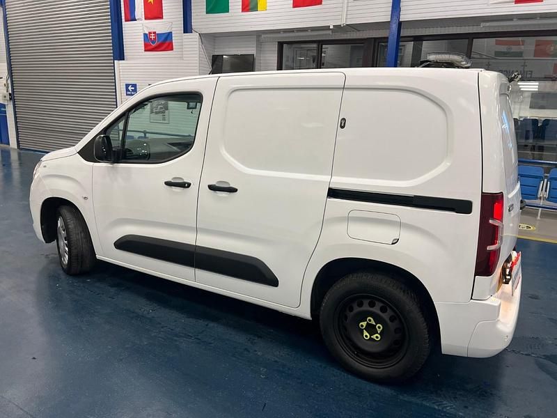 Used Vauxhall Combo Sportive 100 HP (73 kW) 2019 White MPV
