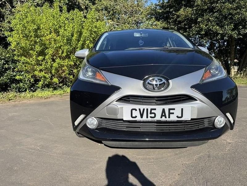 Usado Toyota Aygo X-clusiv 68 HP (50 kW) 2015 Preto Citadino