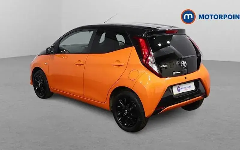 Second-hand Toyota Aygo X-cite 72 CP (52 kW) 2019 Portocaliu Hatchback