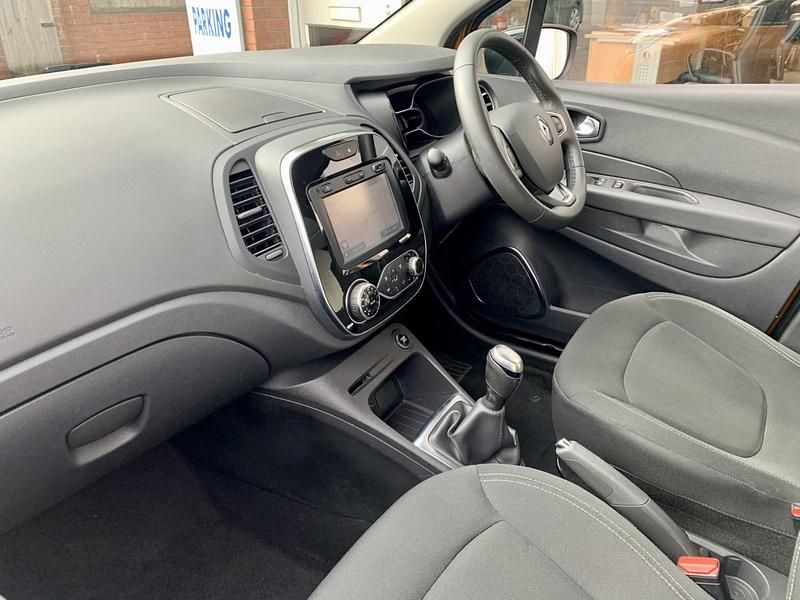 Used Renault Captur Iconic 90 HP (66 kW) 2018 Orange SUV