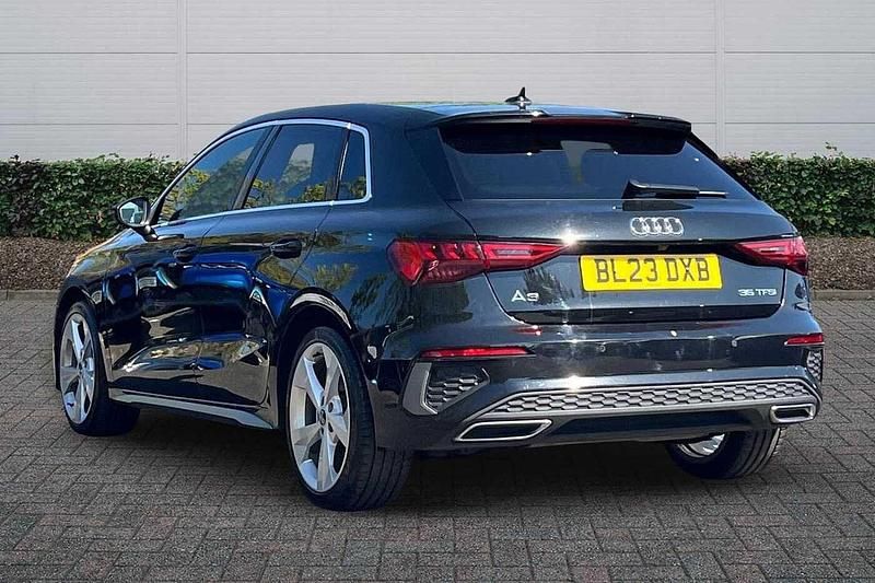 Begagnad Audi A3 S-Line 2023 Svart Sedan