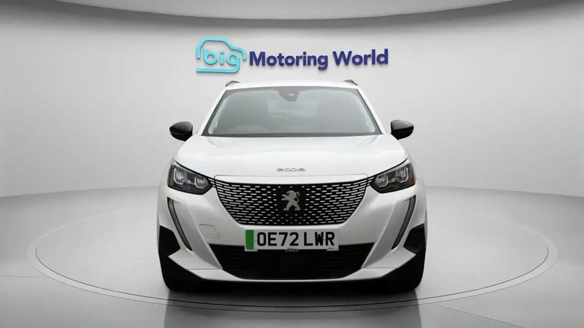 Gebraucht Peugeot e-2008 Active+ 98 kW (134 PS) 2022 Weiß SUV