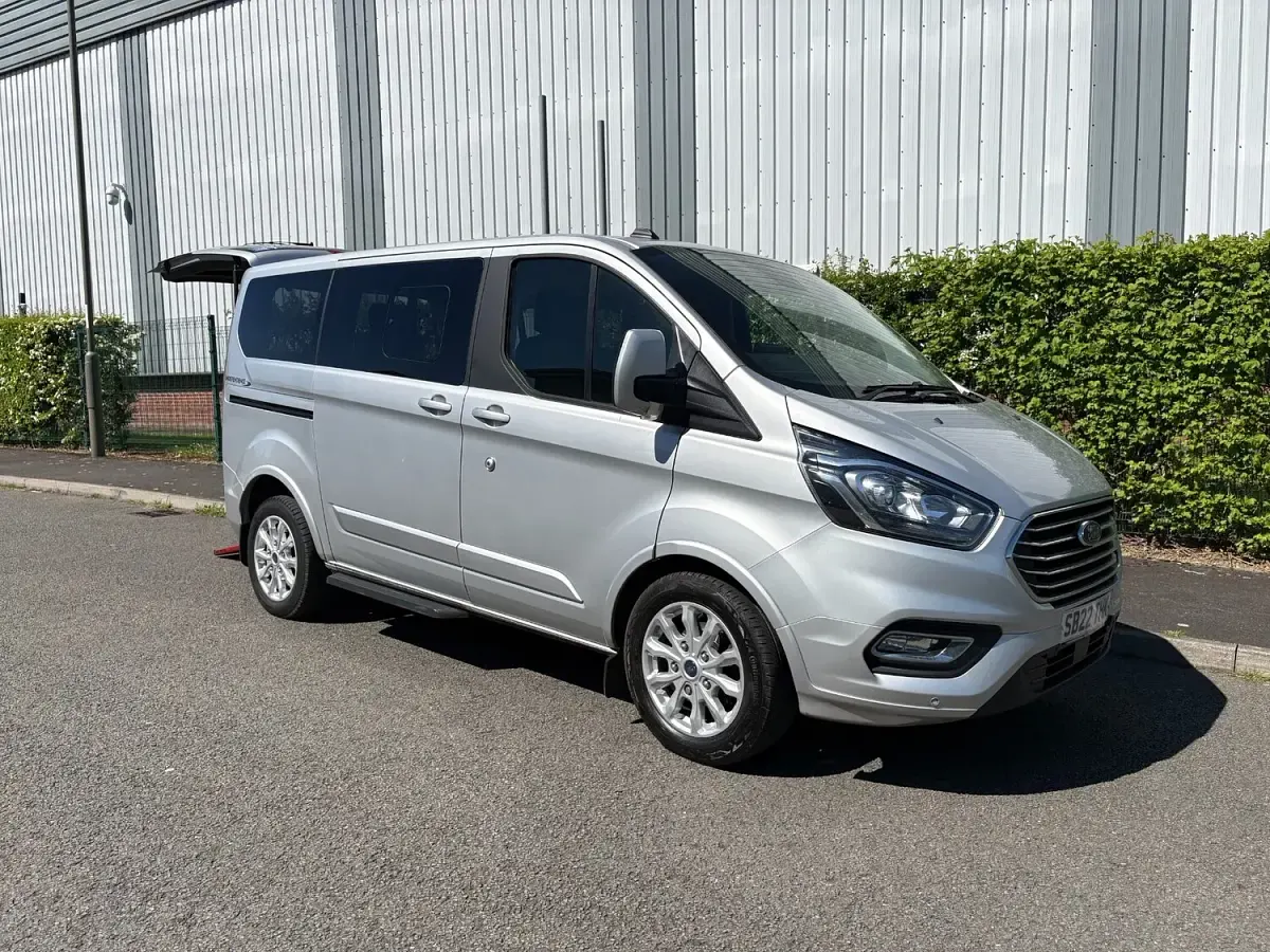Begagnad Ford Tourneo Titanium 130 HK (95 kW) 2022 Silver Minibuss