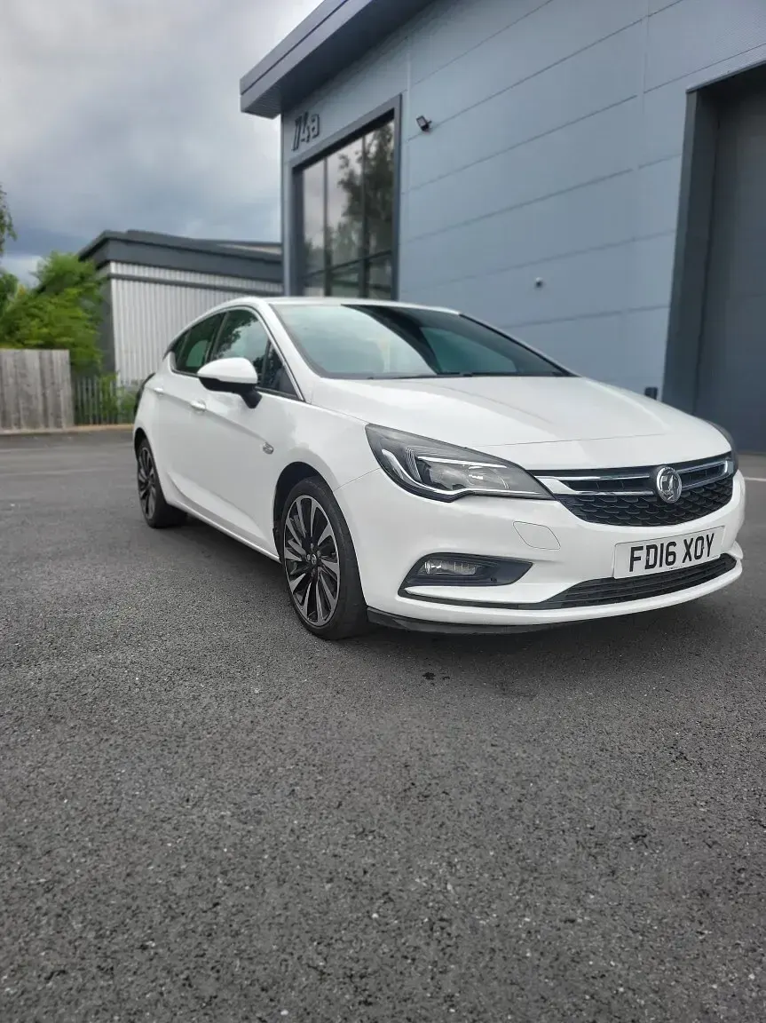 Used Vauxhall Astra SRi 136 HP (100 kW) 2016 White Hatchback