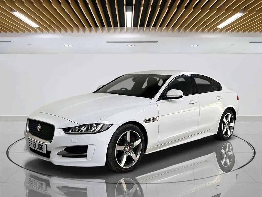 Used Jaguar XE Ingenium 200 HP (147 kW) 2019 White Sedan