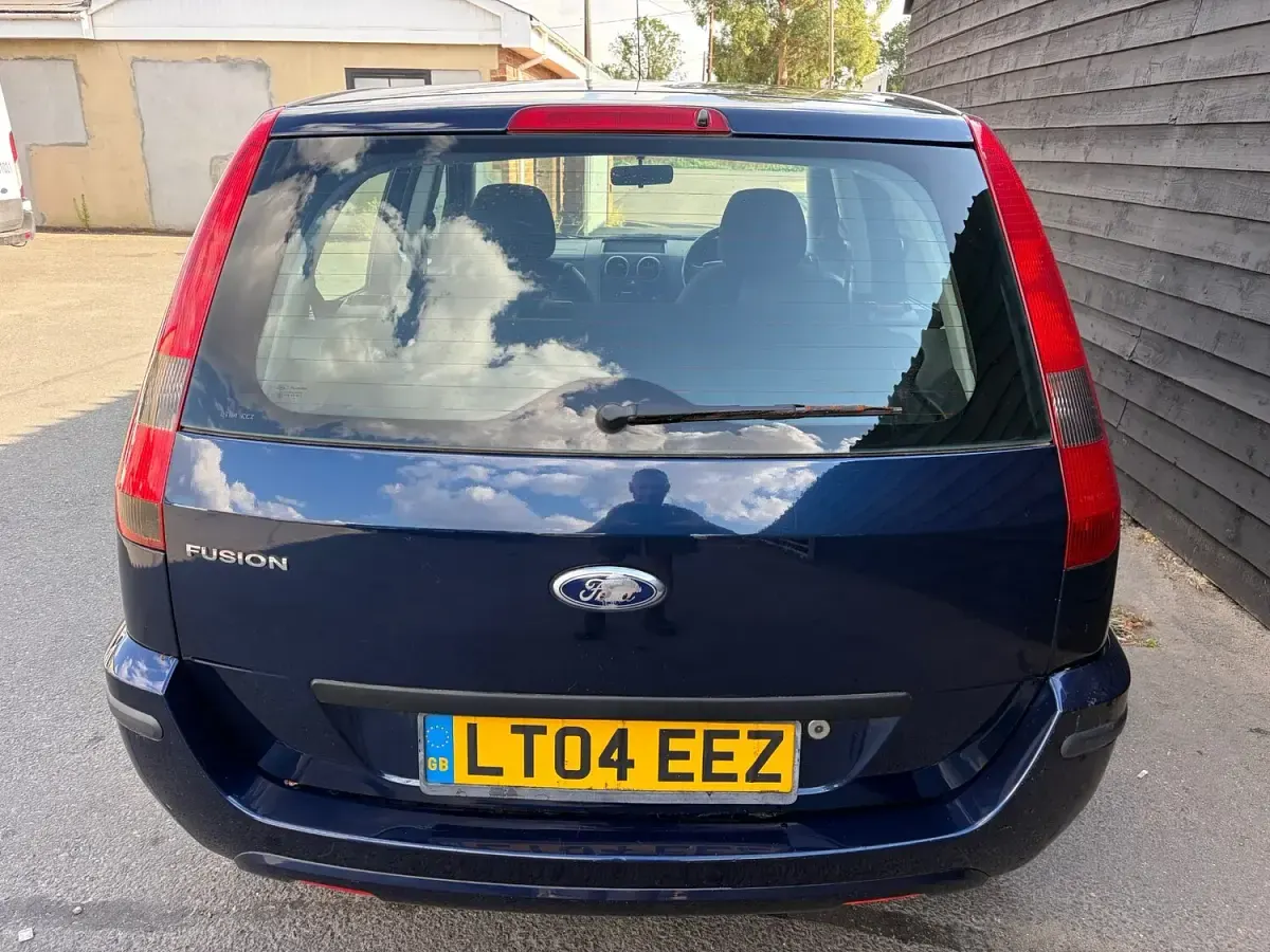 Used Ford Fusion 80 HP (58 kW) 2004 Blue Hatchback