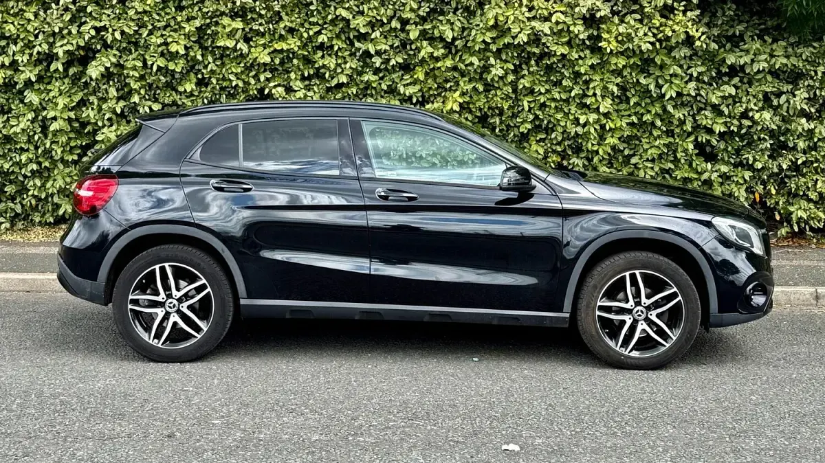 Used Mercedes GLA180 Urban 122 HP (89 kW) 2019 Black SUV