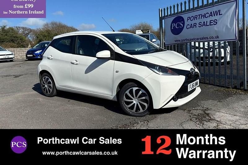 Used Toyota Aygo X-play 68 HP (50 kW) 2016 White Hatchback