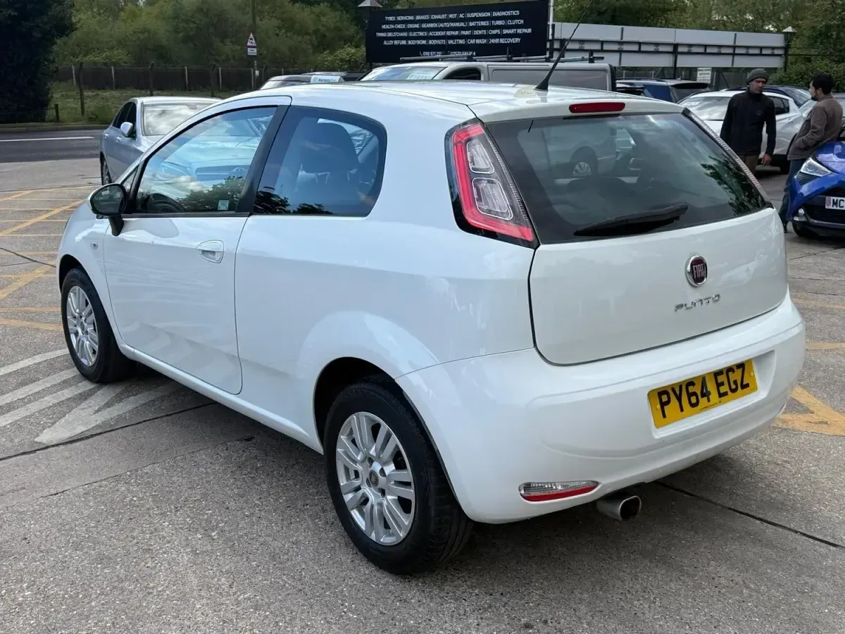 Używany Fiat Punto Easy 77 KM (56 kW) 2014 Biały Hatchback