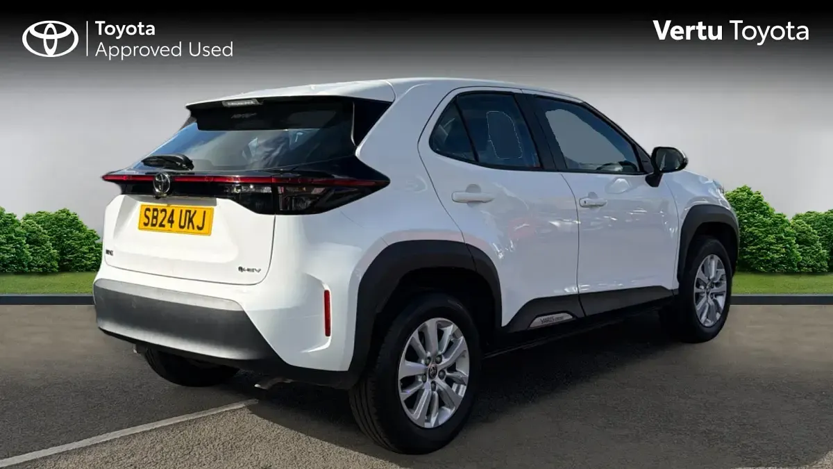 Used Toyota Yaris Hybrid 116 HP (85 kW) 2024 Pure white (solid paint) Estate