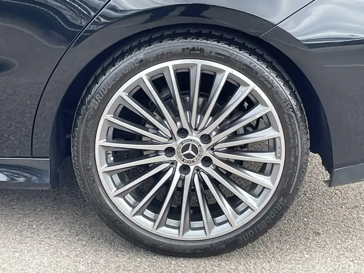 Begagnad Mercedes CLA180 AMG Line Premium 2023 Svart Sedan