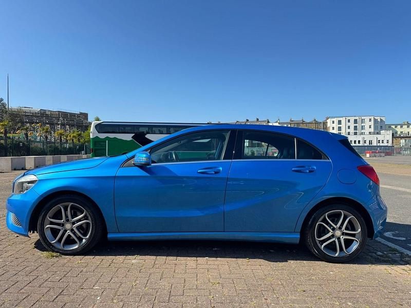 Begagnad Mercedes A180 SE 122 HK (89 kW) 2013 Blå Halvkombi