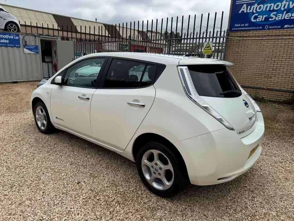 Used Nissan Leaf Acenta 80 kW (109 HP) 2014 White Hatchback