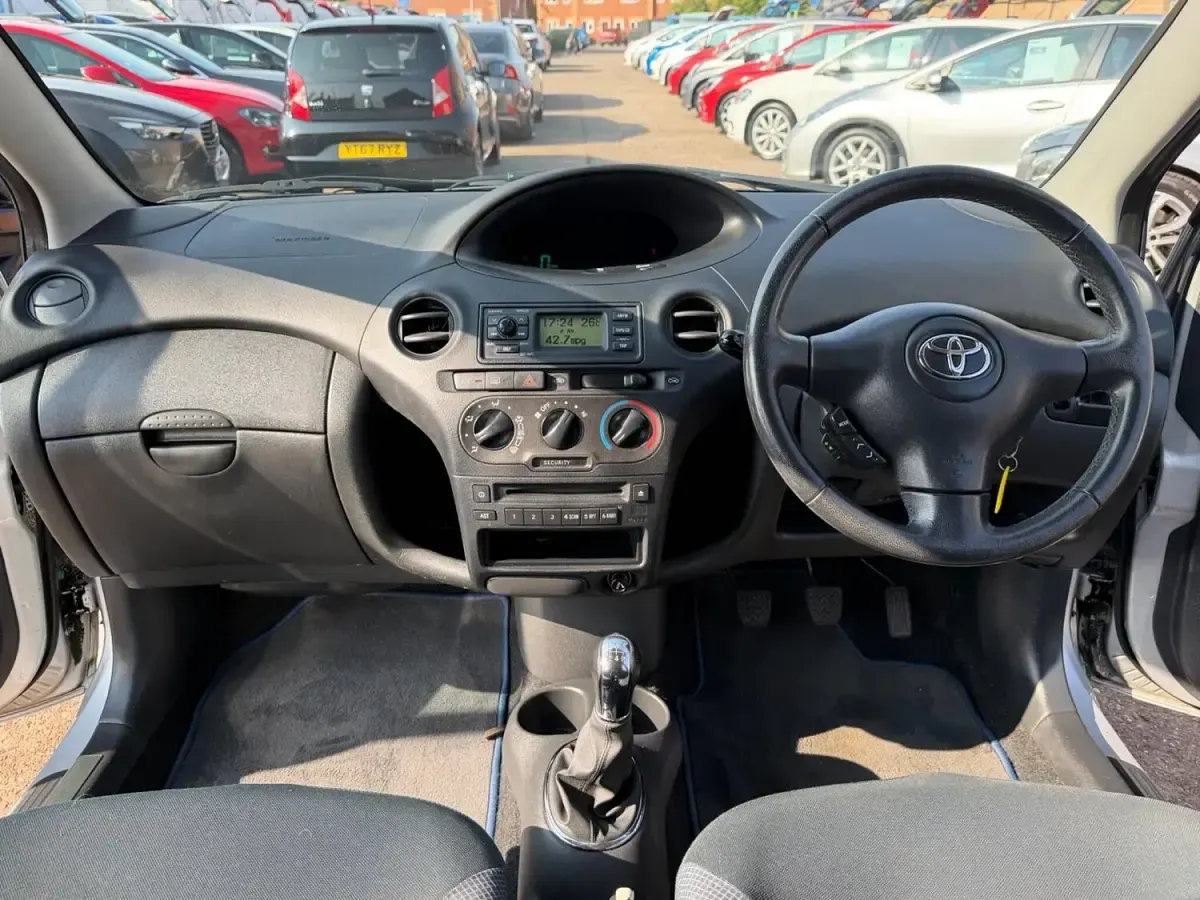 Used Toyota Yaris 85 HP (62 kW) 2005 Silver Hatchback