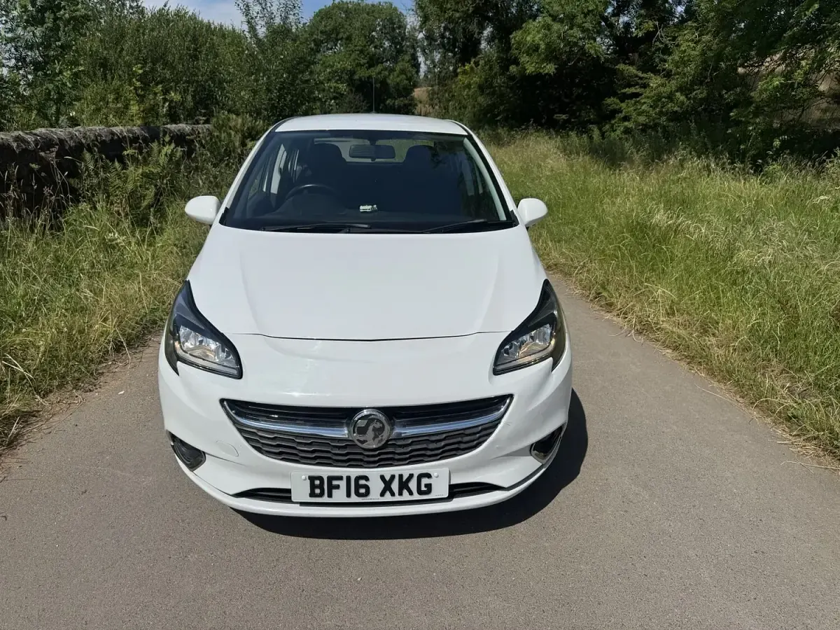 Used Vauxhall Corsa Design Edition 90 HP (66 kW) 2016 White Hatchback