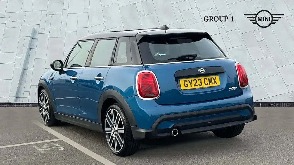 Usado Mini Cooper Exclusive 136 CV (100 kW) 2023 Azul Utilitario