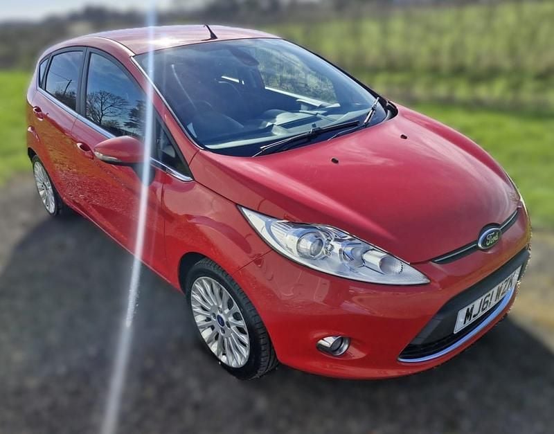 Used Ford Fiesta Titanium 94 HP (69 kW) 2011 Red Hatchback