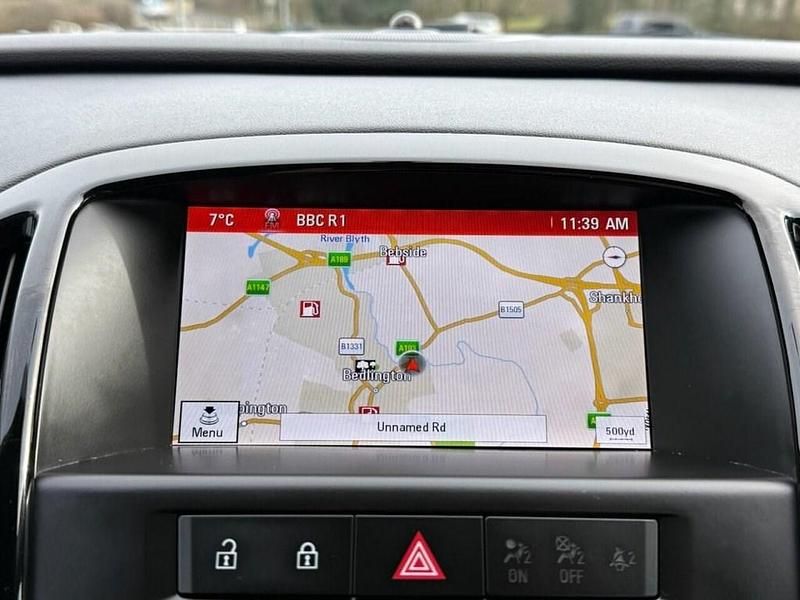 Used Vauxhall Astra SRi 136 HP (100 kW) 2016 White Estate