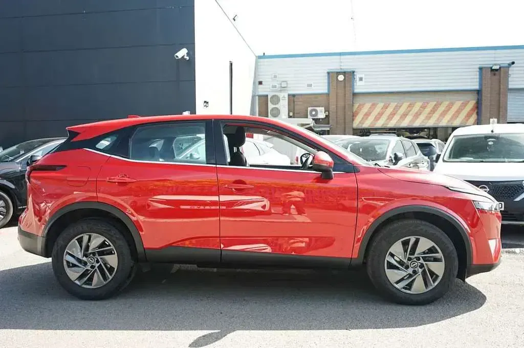 Used Nissan Qashqai Acenta Premium 155 HP (114 kW) 2023 Red SUV