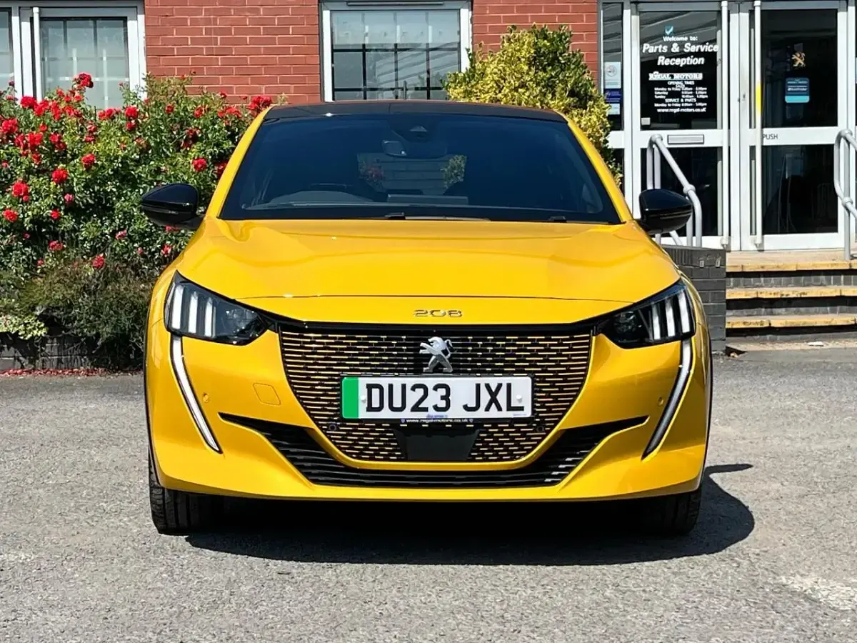 Used Peugeot e-208 GT 98 kW (134 HP) 2023 Yellow Hatchback