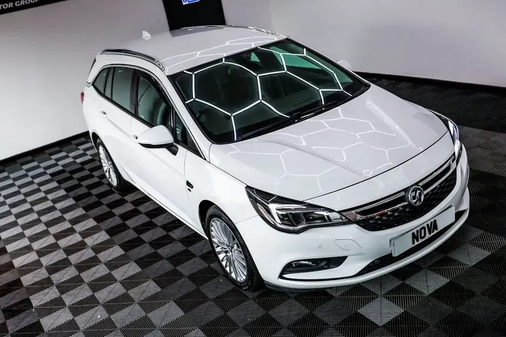 Used Vauxhall Astra Elite 136 HP (100 kW) 2017 White Estate