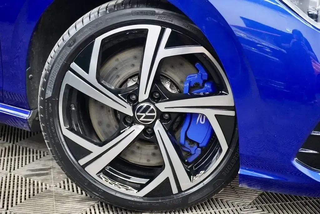 Używany VW Golf VIII R 320 KM (235 kW) 2022 Niebieski Hatchback