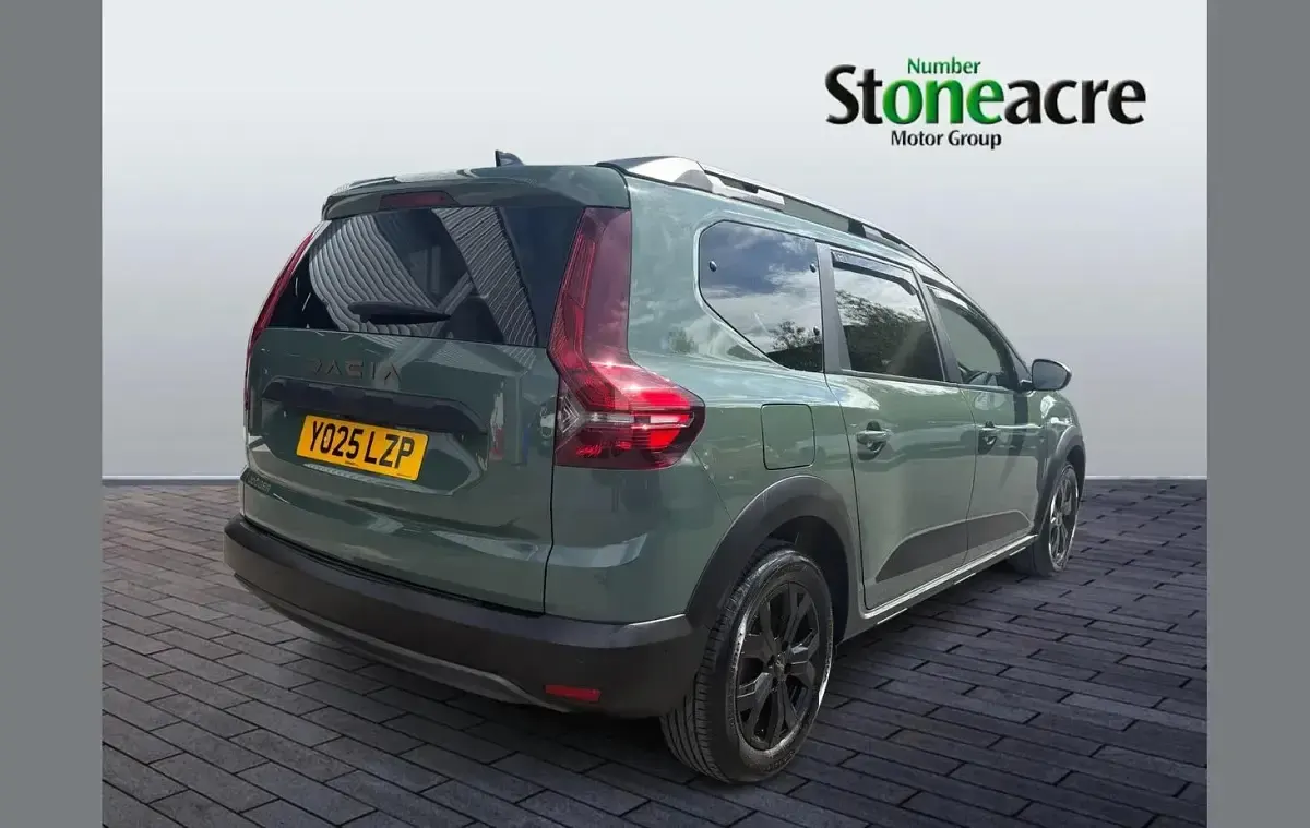 Used Dacia Jogger Extreme 141 HP (103 kW) 2025 Green MPV