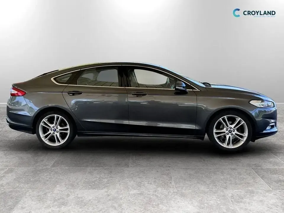 Usado Ford Mondeo Titanium 180 HP (132 kW) 2016 Cinzento Citadino