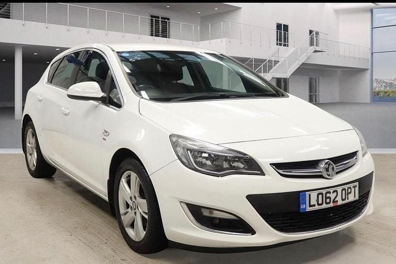 Used Vauxhall Astra SRi 165 HP (121 kW) 2013 White Hatchback