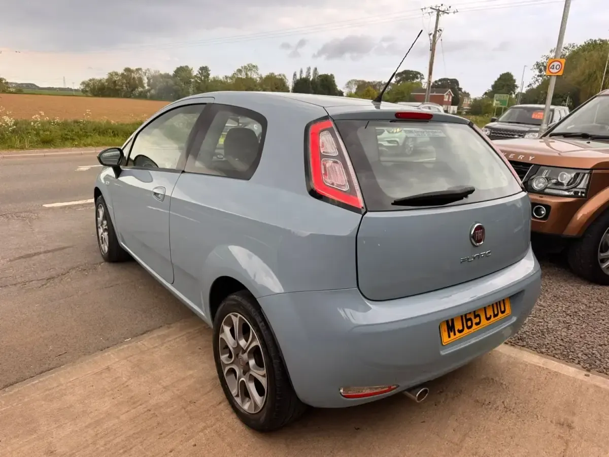Usado Fiat Punto Easy Plus 69 HP (50 kW) 2015 Azul Citadino