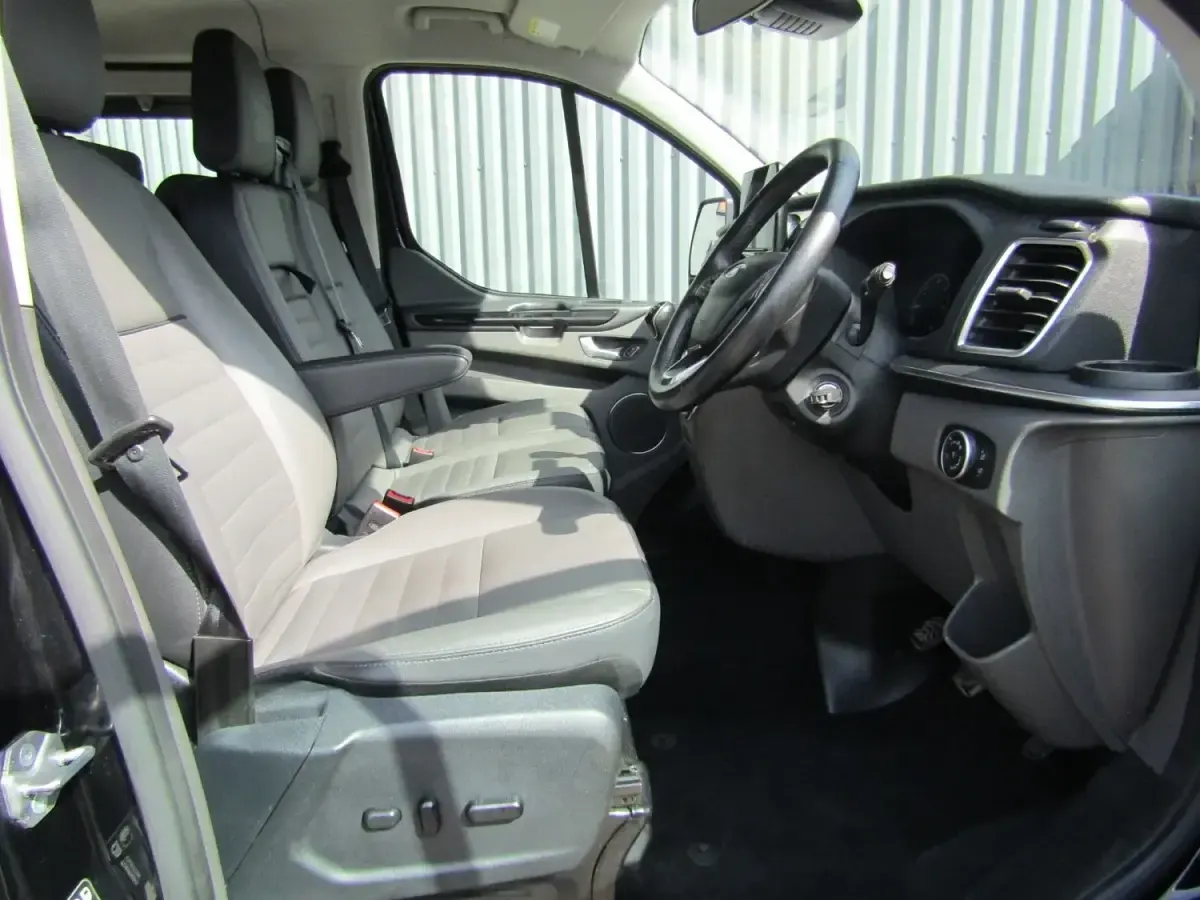 Begagnad Ford Tourneo Custom Titanium 130 HK (95 kW) 2019 Svart Van