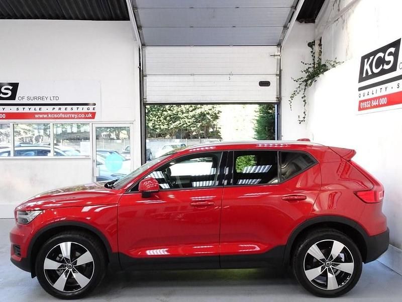 Used Volvo XC40 Momentum 163 HP (119 kW) 2019 Red SUV