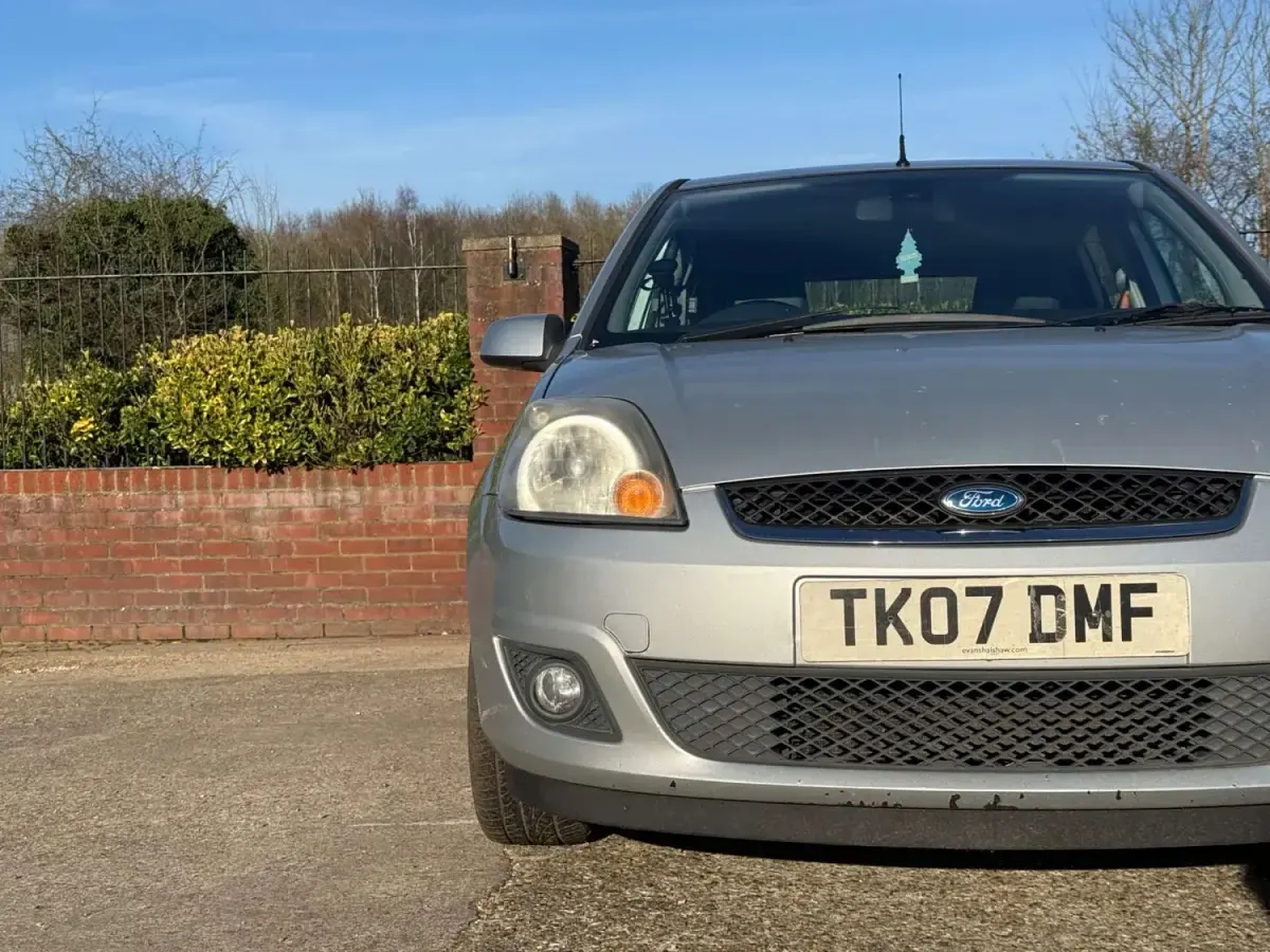 Usado Ford Fiesta Ghia 79 HP (58 kW) 2007 Prateado Citadino
