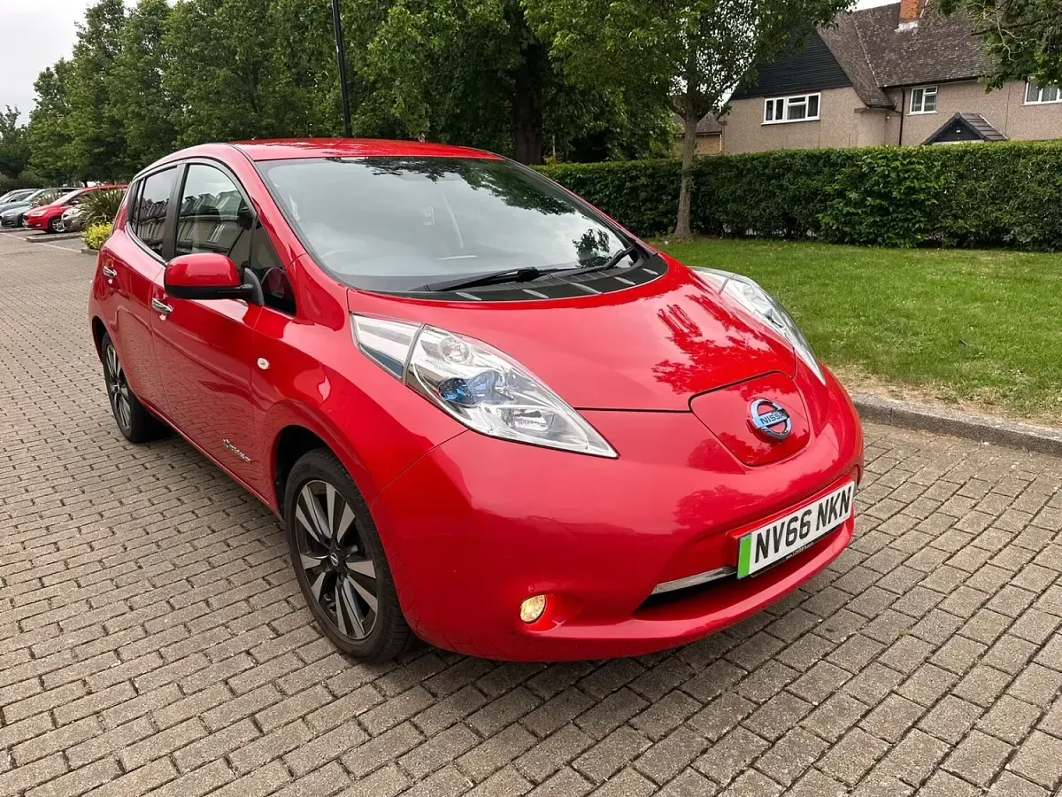 Used Nissan Leaf Tekna 80 kW (109 HP) 2016 Red Hatchback