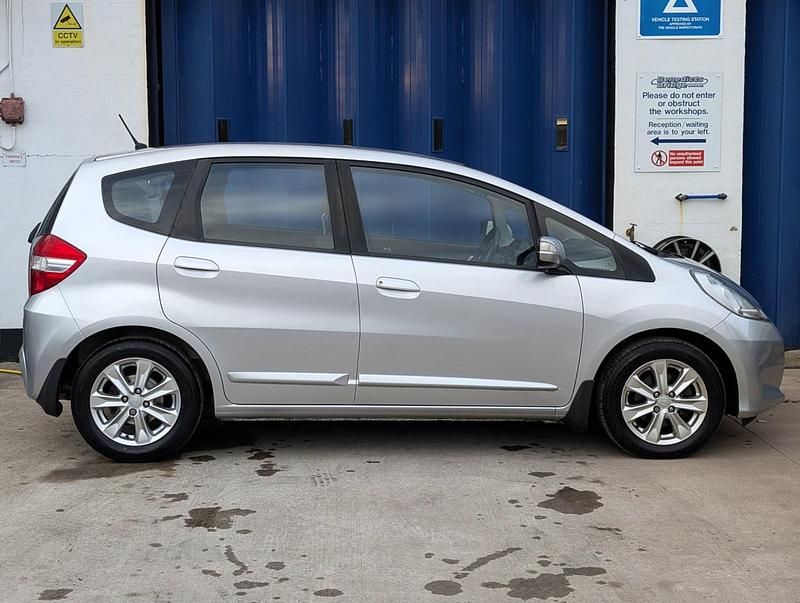 Used Honda Jazz ES 100 HP (73 kW) 2011 Silver Hatchback