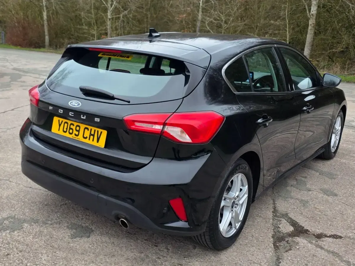 Begagnad Ford Focus Zetec 2020 Svart Halvkombi