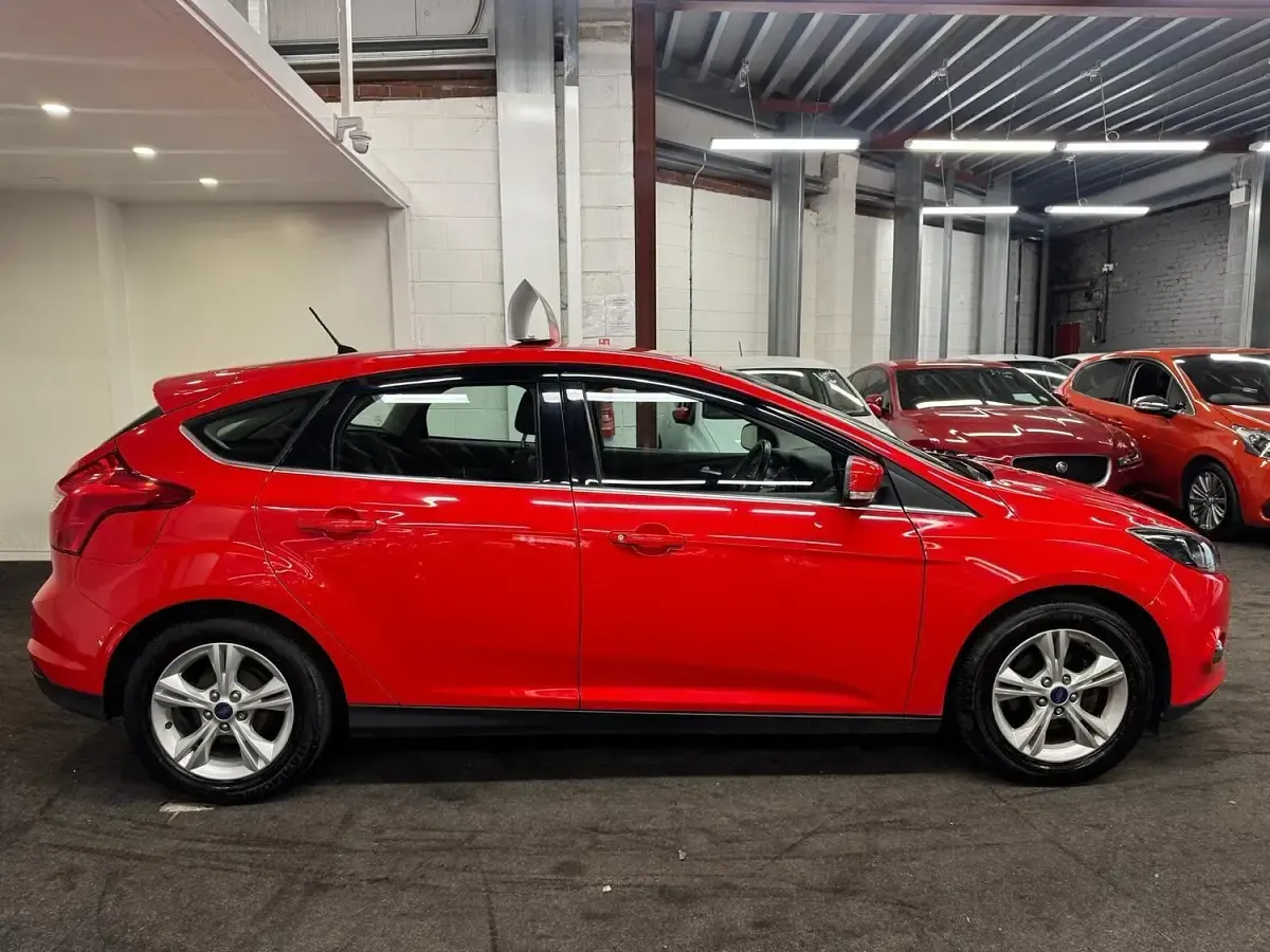 Used Ford Focus Zetec 125 HP (91 kW) 2013 Red Hatchback