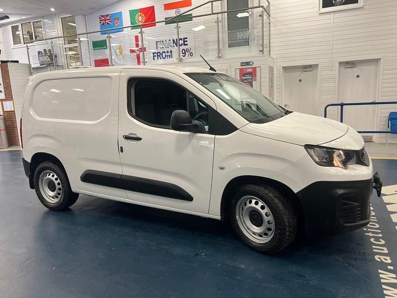 Used Peugeot Partner 75 HP (55 kW) 2019 White MPV